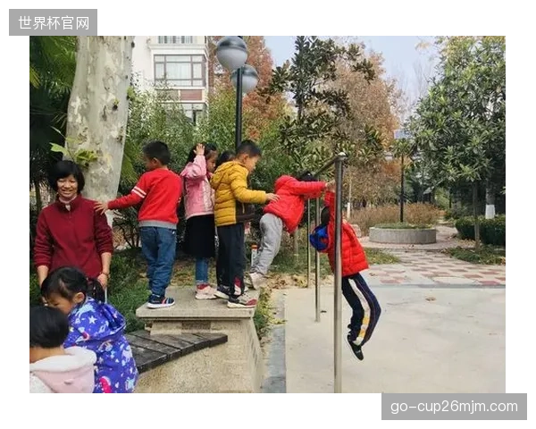 质保期满后的社区单杠彻底变成了无人问津的孤儿